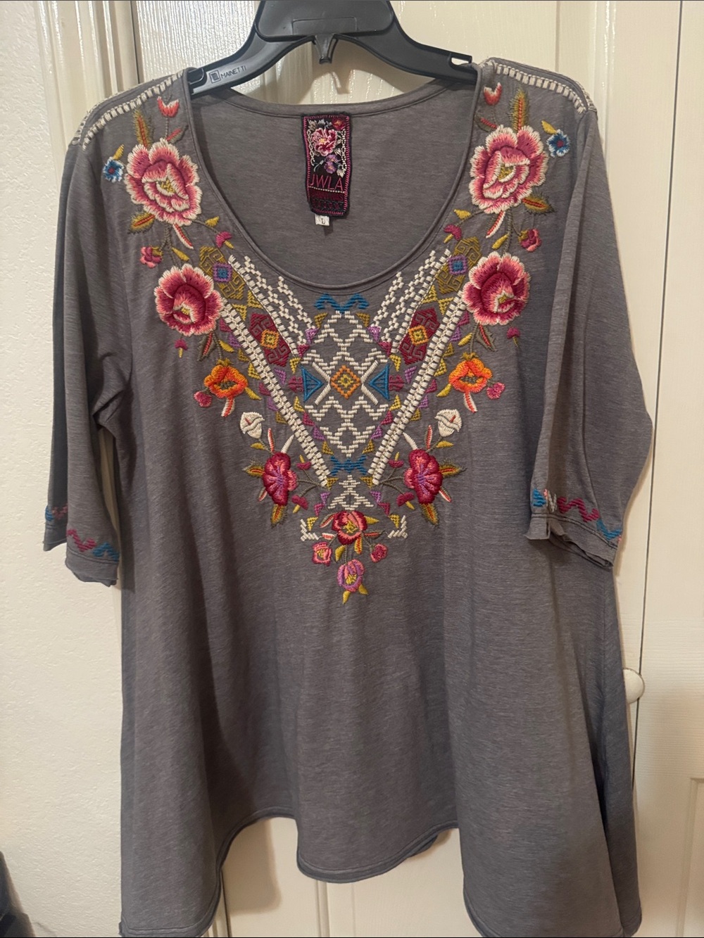 Embroidered Scoop Neck Gray Floral Top
42 in bust
Length 29 in longer sided